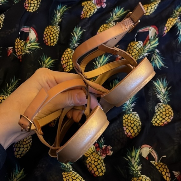 Brand New Adrienne Vittadini Metallic Gold & Tan Ankle Strap Gladiator Sandals - Picture 12 of 13